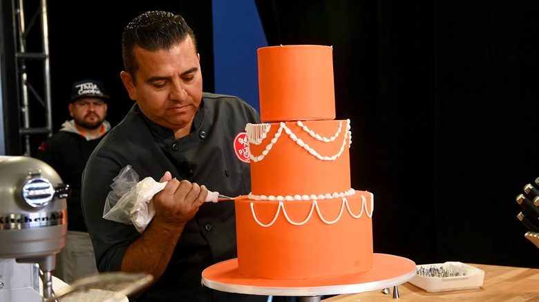 Buddy Valastro decorating a cake