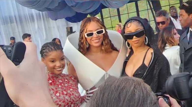 chloe x halle posing with beyonce