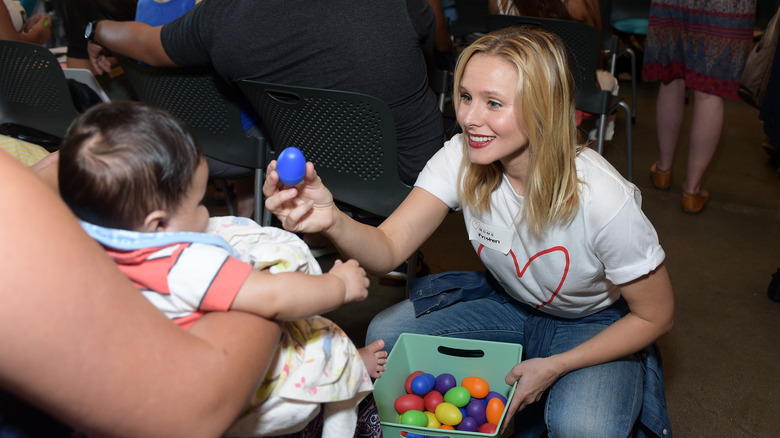 Kristen Bell volunteering