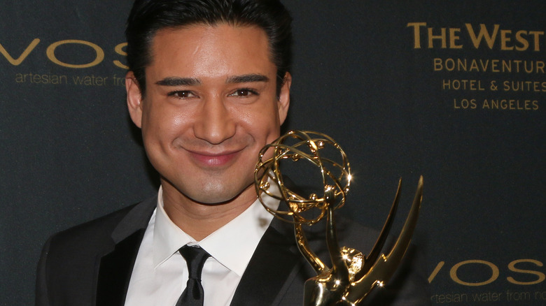 Mario Lopez holding his trophy