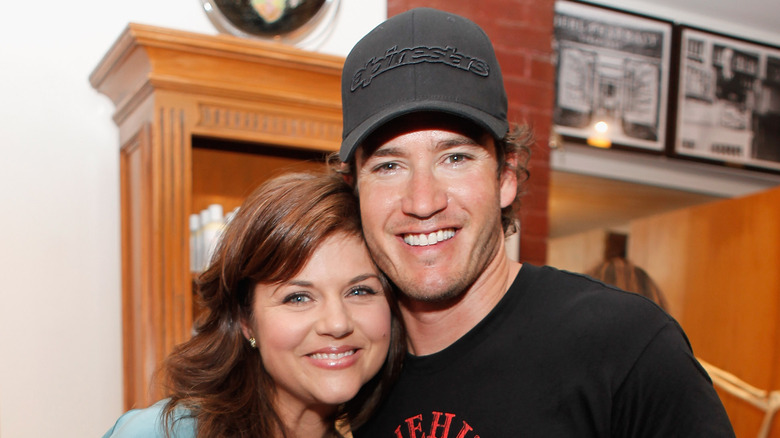 Tiffani Thiessen, Mark-Paul Gosselaar smiling