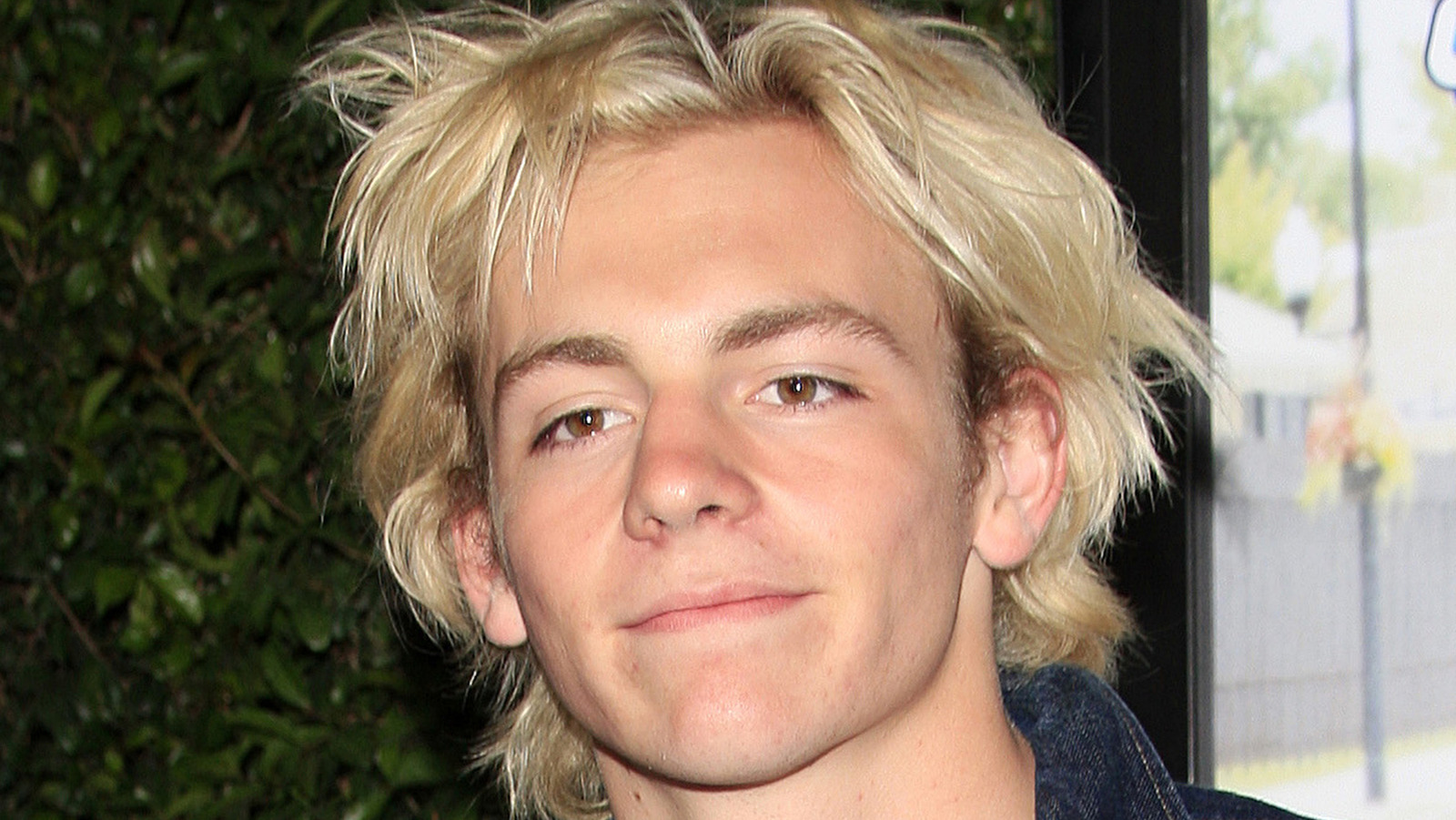 Is ross lynch straight