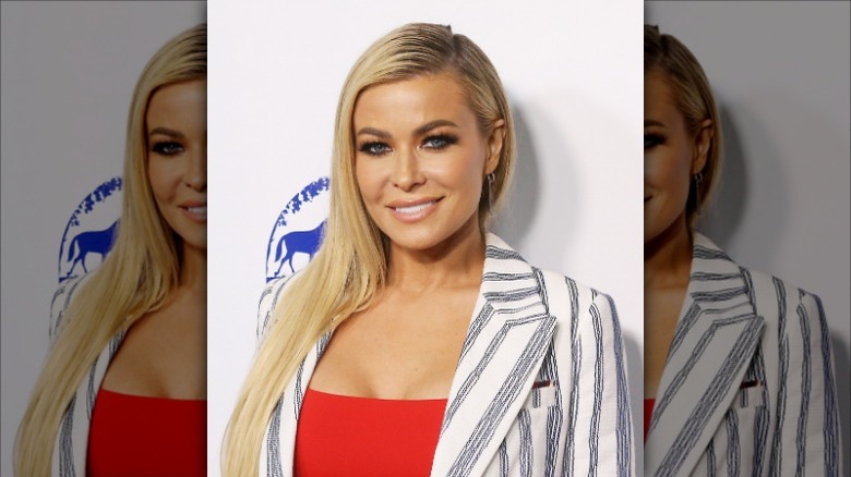 Carmen Electra smiling on the red carpet 