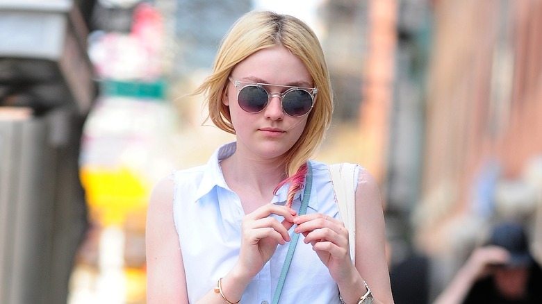 Dakota Fanning walking in NYC