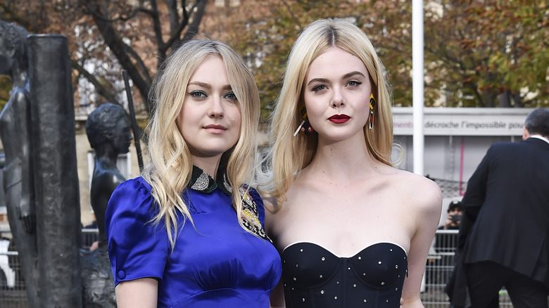 Dakota and Elle Fanning posing