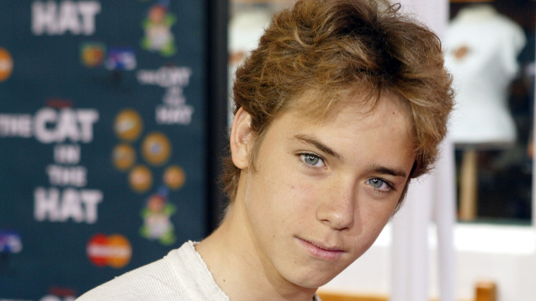 Teenage Jeremy Sumpter posing