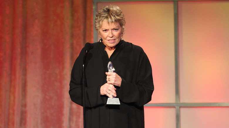 Linda Ellerbee speaking onstage while accepting an award 