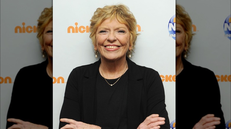 Linda Ellerbee smiling with crossed arms 