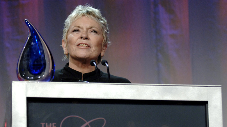 Linda Ellerbee speaking at a podium 