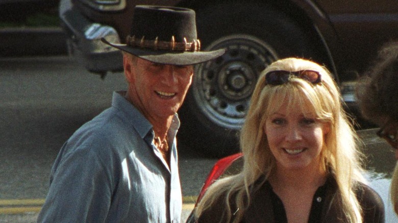 Paul Hogan and Linda Kozlowski on the set of Crocodile Dundee