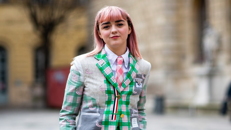 Maisie Williams with pink hair and pink tie 