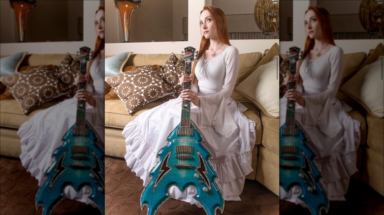 Scarlett Pomers with her guitar 