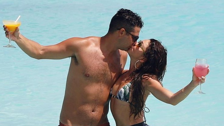 Wells Adams and Sarah Hyland kissing