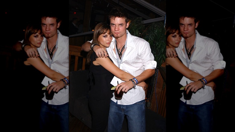 Shane West hugging Rachel Leigh Cook