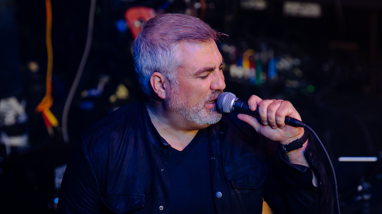 Taylor Hicks singing in black