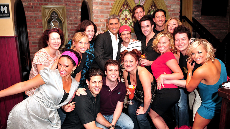 Taylor Hicks posing with the cast of Grease 