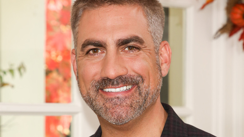 Taylor Hicks smiling at press event 