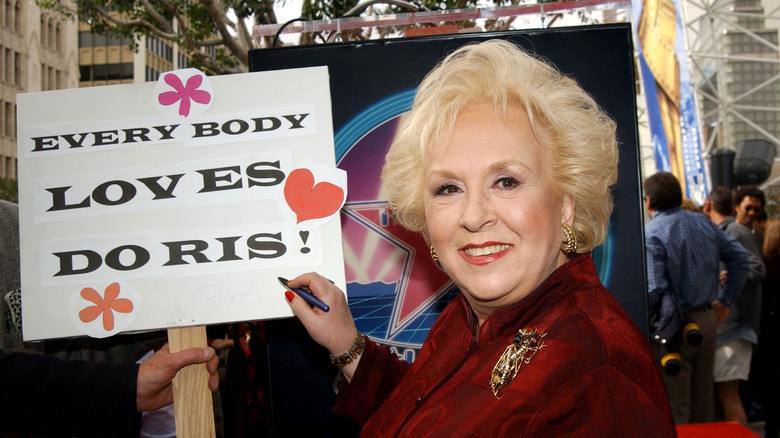 Doris Roberts giving an autograph