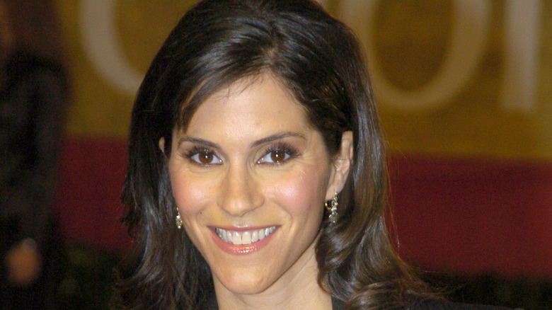 Jami Gertz posing at an event