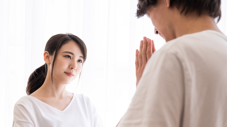 man asking woman for forgiveness