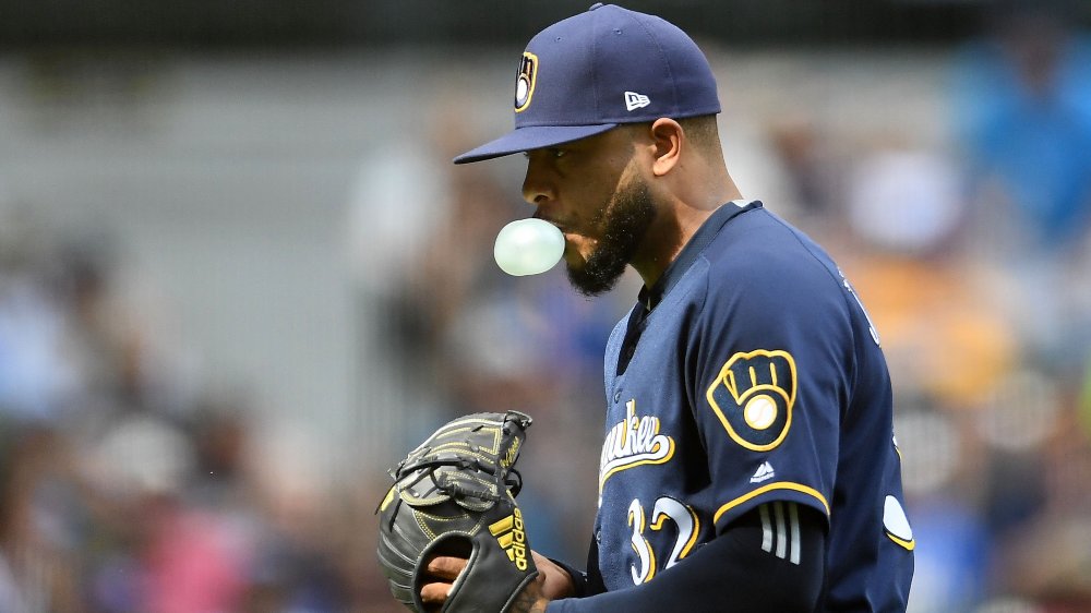 baseball player chewing gum