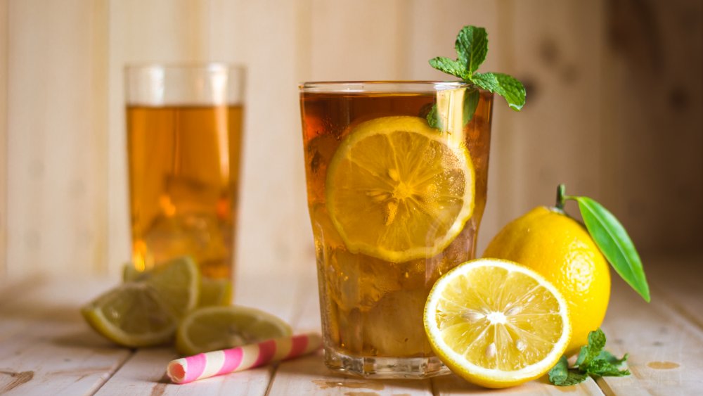 Glasses od iced black tea with lemon and mint