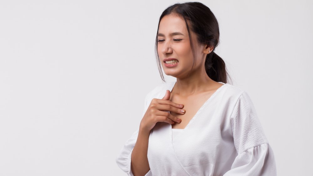 woman experiencing heartburn