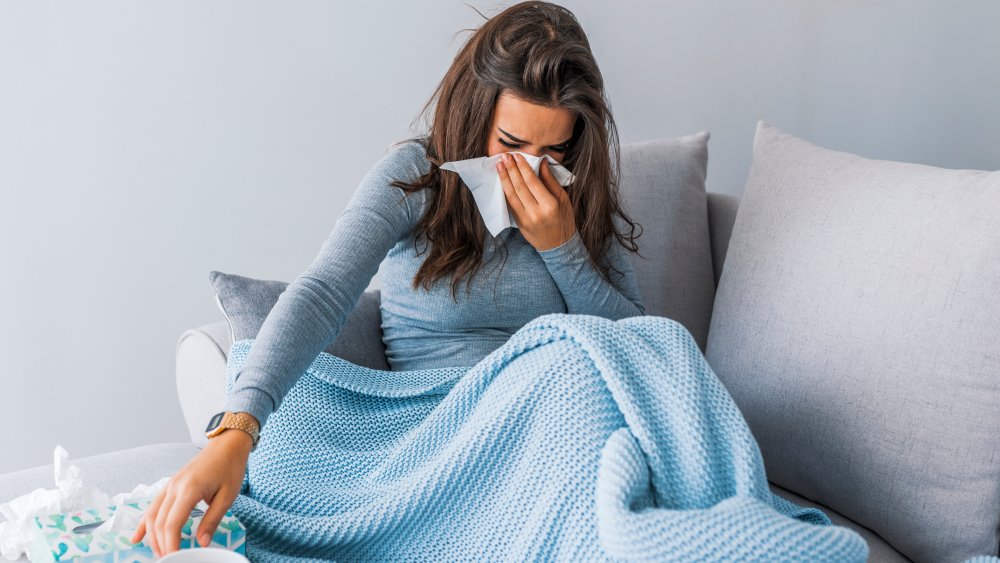 a woman with flu-like symptoms, symptoms of coronavirus