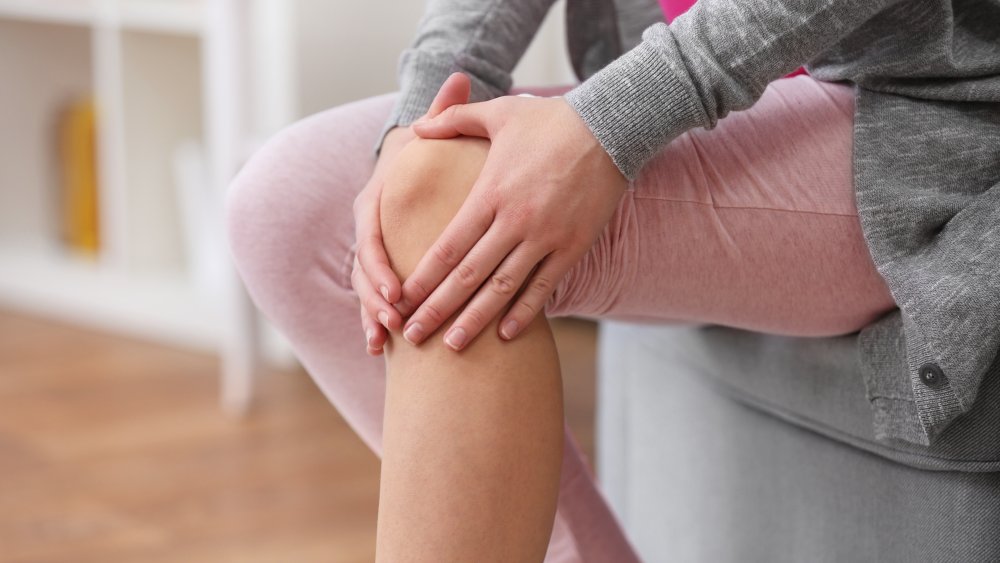 woman with knee pain