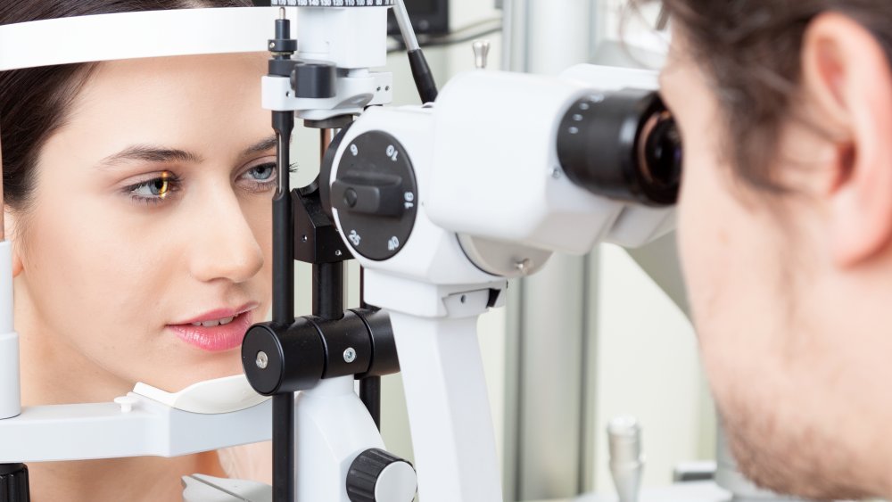 woman at eye doctor 