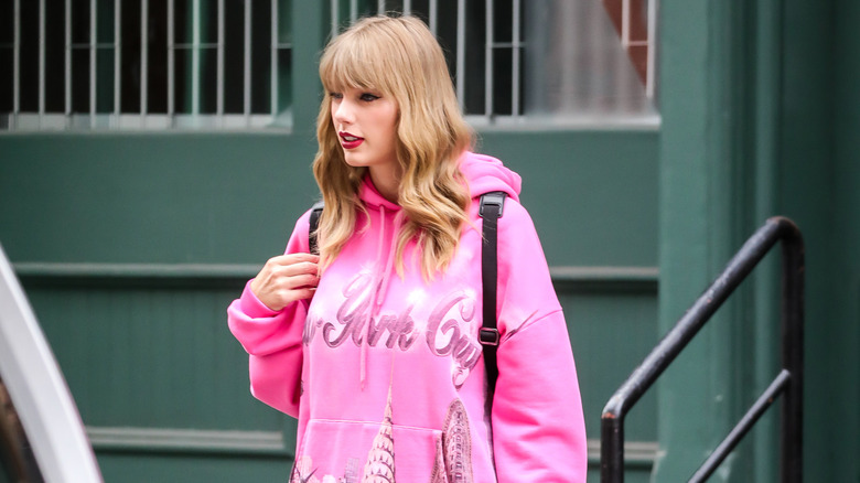 taylor swift walking in new york