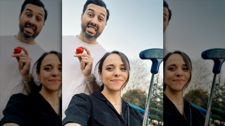 Jinger and Jeremy Vuolo with golf clubs