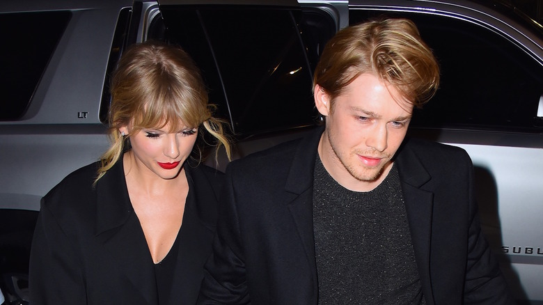 Taylor Swift and Joe Alwyn walking 