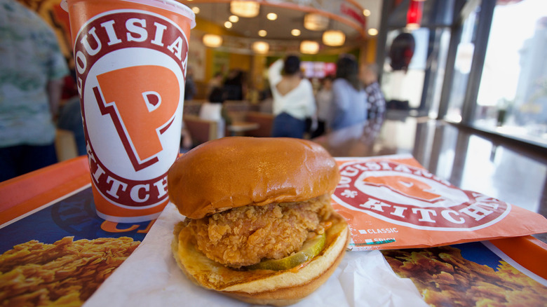 popeyes chicken sandwich on tray