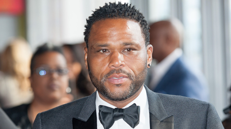 Anthony Anderson posing