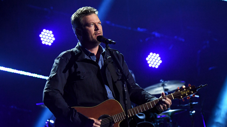 Blake Shelton performing