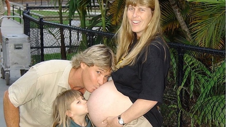 Steve and Bindi kissing Terri's pregnant belly