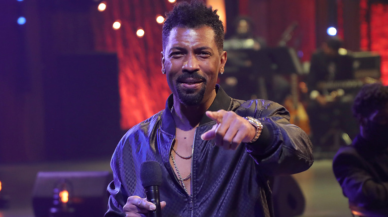 Deon Cole speaking at an awards show