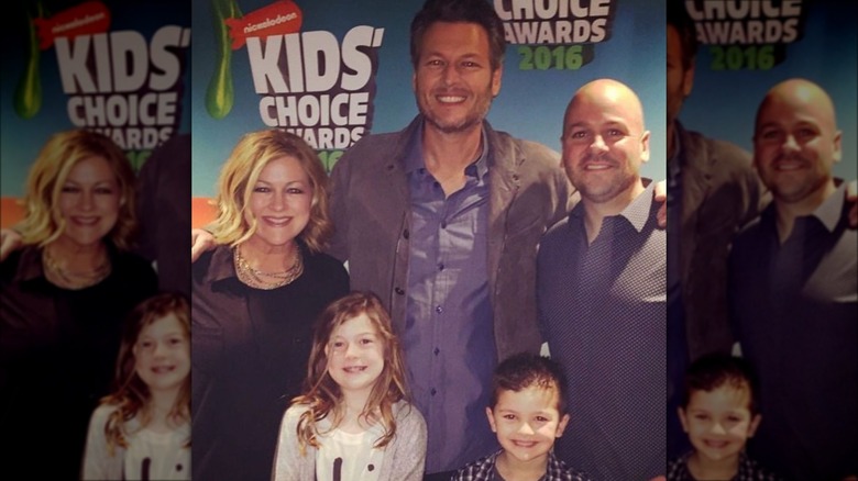 Blake Shelton with his sister and her family