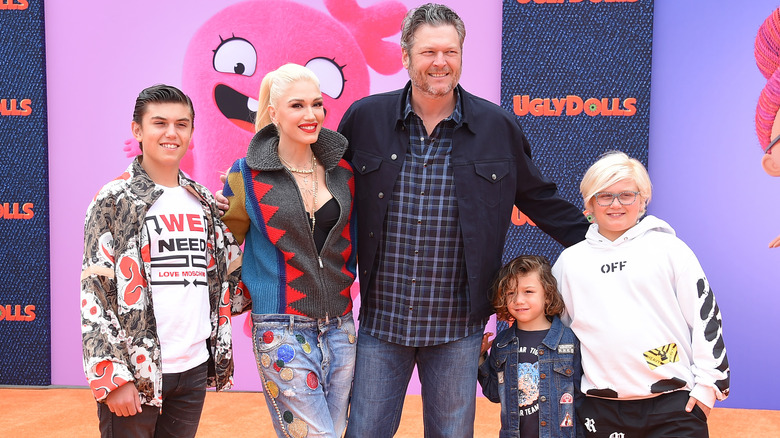 Blake Shelton, Gwen Stefani and kids smile together on red carpet