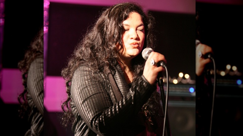 Kelly Moneymaker performing