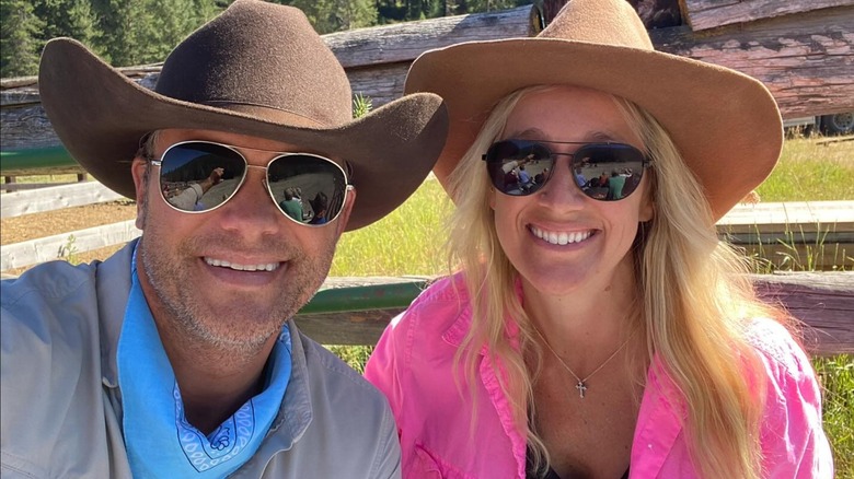 Pete Hegseth and Jennifer Rauchet wearing cowboy hats