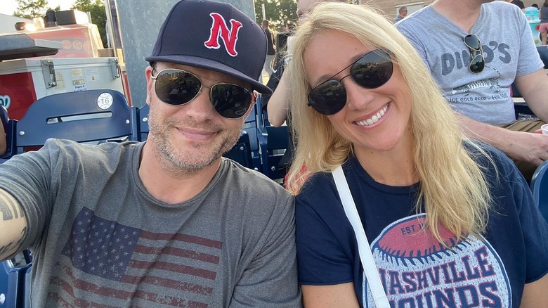 Pete Hegseth and Jennifer Rauchet smiling for a selfie