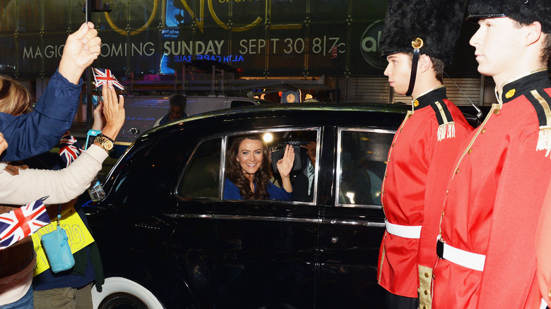 Heidi Agan impersonating Kate Middleton waving in car