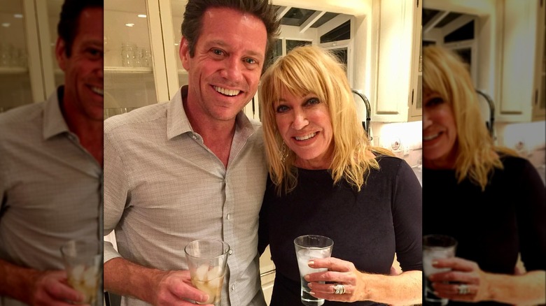 Bruce and Suzanne Somers holding drinks