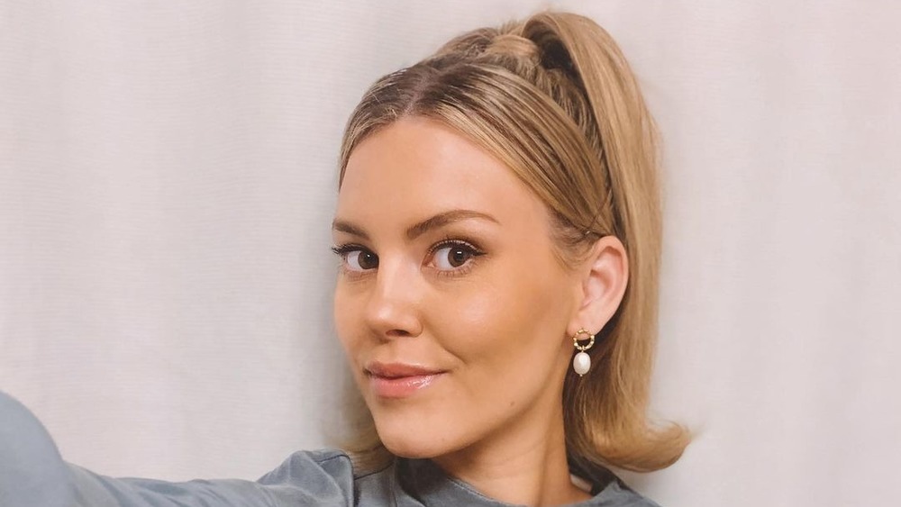 Anna Redman ponytail selfie