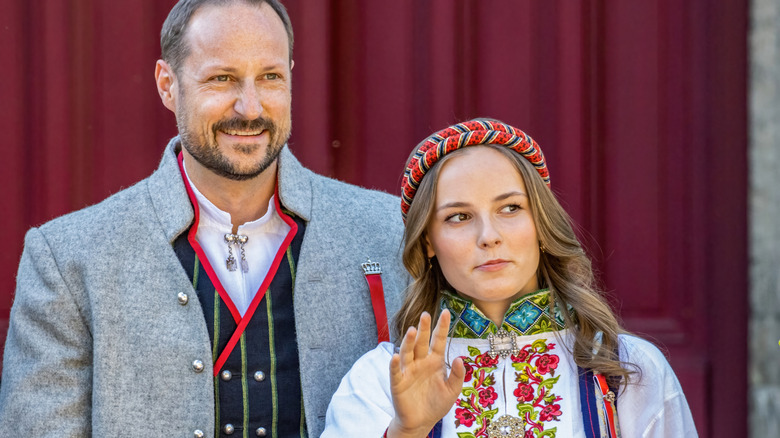 Princess Ingrid waving with Prince Haakon