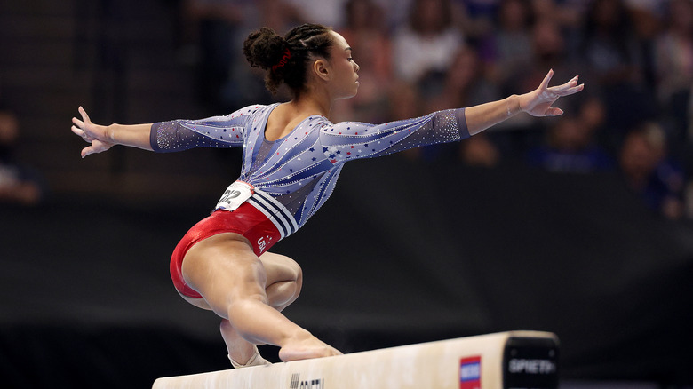 Hezly Rivera on the balance beam