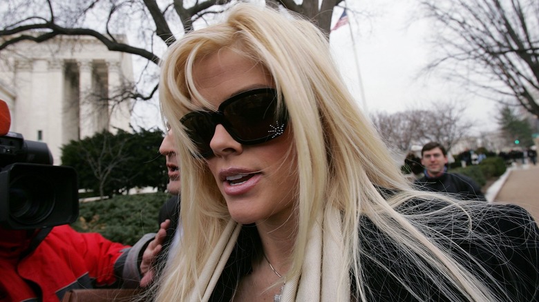 Anna Nicole Smith arriving at court 