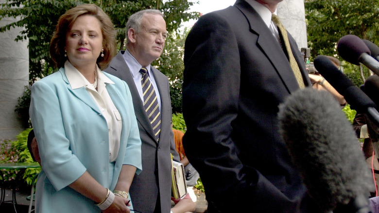 Patsy Ramsey and John Ramsey in front of media